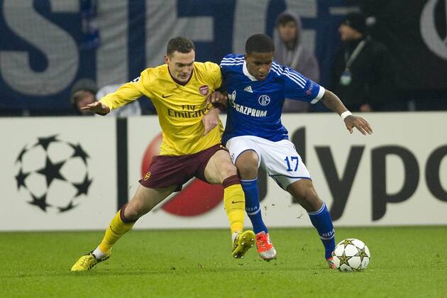 Thomas VERMAELEN (li., Arsenal) gegen Jefferson FARFAN (GE), Aktion, Zweikampf, Fussball Champions League, Vorrunde 4. Spieltag, FC Schalke 04 (GE) - FC Arsenal London (Arsenal), am 06.11.2012 in Gelsenkirchen Deutschland