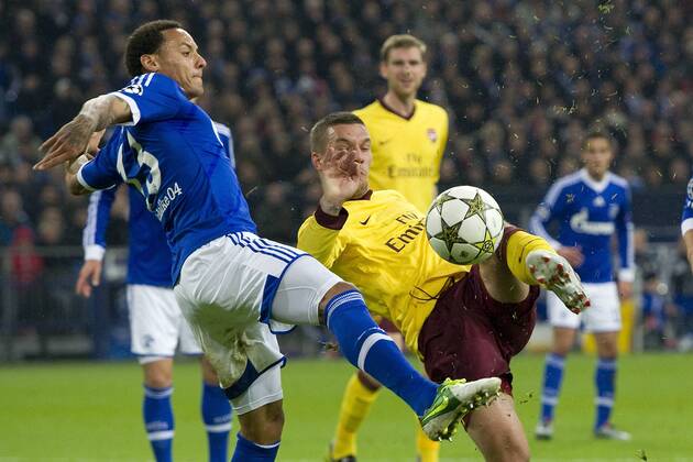 Jermaine JONES (li., GE) gegen Lukas PODOLSKI (Arsenal), Aktion, Zweikampf, Fussball Champions League, Vorrunde 4. Spieltag, FC Schalke 04 (GE) - FC Arsenal London (Arsenal), am 06.11.2012 in Gelsenkirchen Deutschland