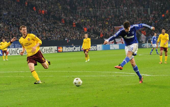 06-11-2012, Fussball, Saison 2012-2013, UEFA Champions League, Gruppenphase, FC Schalke 04 - Arsenal London, Klaas-Jan Huntelaar (Schalke 04), re., erzielt mit diesem Schuss das Tor zum 1-2, links kommt Per Mertesacker (Arsenal London) zu spät