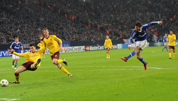 06-11-2012, Fussball, Saison 2012-2013, UEFA Champions League, Gruppenphase, FC Schalke 04 - Arsenal London, Klaas-Jan Huntelaar (Schalke 04), re., erzielt mit diesem Schuss das Tor zum 1-2, links kommt Per Mertesacker (Arsenal London) zu spät
