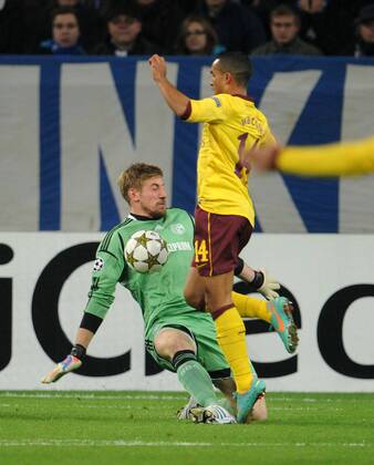 06-11-2012, Fussball, Saison 2012-2013, UEFA Champions League, Gruppenphase, FC Schalke 04 - Arsenal London, Theo Walcott (Arsenal London) umspielt Torhüter Lars Unnerstall (Schalke) und erzielt das 0-1