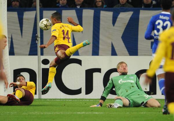 06-11-2012, Fussball, Saison 2012-2013, UEFA Champions League, Gruppenphase, FC Schalke 04 - Arsenal London, Theo Walcott (Arsenal London) umspielt Torhüter Lars Unnerstall (Schalke) und erzielt das 0-1