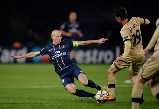 Christophe JALLET (psg) - Josip PIVARIC (zag) FOOTBALL : PSG vs Dynamo Kiev - Ligue 1 - 06 11 2012 AnthonyBIBARD FEP Panoramic 