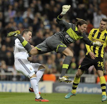 6.11.2012, Fussball, Champions League 2012 2013, 4. Spieltag, Estadio Santiago Bernabeu, Madrid, Spanien, Real Madrid (weiss) - Borussia Dortmund (gelb) ---- Torwart Roman Weidenfeller (BVB) rettet gegen Gonzalo Higuain (Madrid), rechts Lukasz Piszczek (BVB) Kolvenbach
