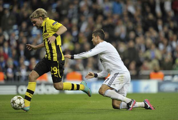 6.11.2012, Fussball, Champions League 2012 2013, 4. Spieltag, Estadio Santiago Bernabeu, Madrid, Spanien, Real Madrid (weiss) - Borussia Dortmund (gelb) ---- Marcel Schmelzer (BVB), gewinnt Zweikampf gegen Cristiano Ronaldo (Madrid) Kolvenbach