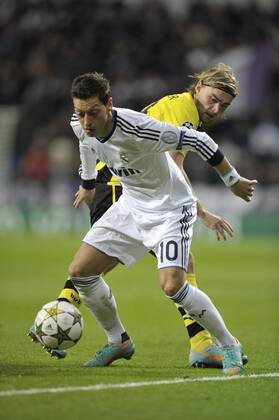 6.11.2012, Fussball, Champions League 2012 2013, 4. Spieltag, Estadio Santiago Bernabeu, Madrid, Spanien, Real Madrid (weiss) - Borussia Dortmund (gelb) ---- Marcel Schmelzer (BVB)(hinten) gegen Mesut Özil (Oezil) (Madrid) Kolvenbach