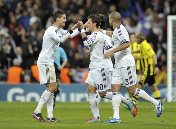 6.11.2012, Fussball, Champions League 2012 2013, 4. Spieltag, Estadio Santiago Bernabeu, Madrid, Spanien, Real Madrid (weiss) - Borussia Dortmund (gelb) ---- Cristiano Ronaldo (Madrid)(li.) jubelt mit Mesut Özil (Oezil) (Madrid) Kolvenbach