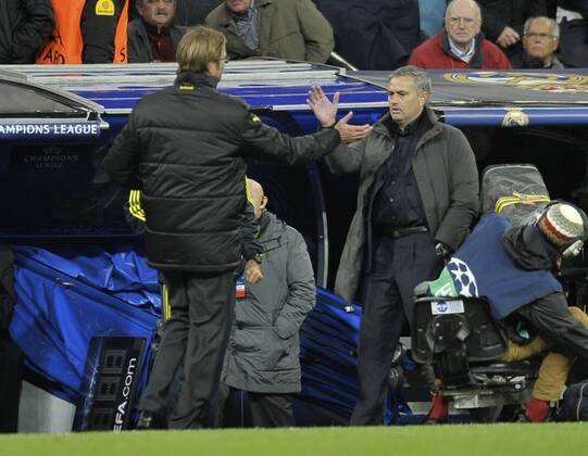 6.11.2012, Fussball, Champions League 2012 2013, 4. Spieltag, Estadio Santiago Bernabeu, Madrid, Spanien, Real Madrid (weiss) - Borussia Dortmund (gelb) ---- Dortmunds Trainer Jürgen (Juergen) Klopp und Real Madrid Trainer Jose Mourinho klatsche sich nach dem Abpfiff ab Kolvenbach