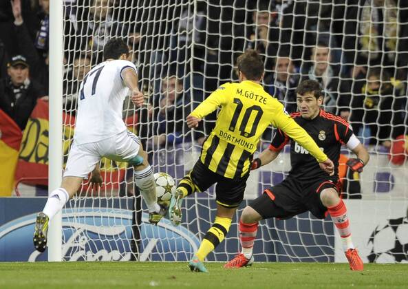 6.11.2012, Fussball, Champions League 2012 2013, 4. Spieltag, Estadio Santiago Bernabeu, Madrid, Spanien, Real Madrid (weiss) - Borussia Dortmund (gelb) ---- Tor Mario Götze (Goetze) (BVB) Kolvenbach