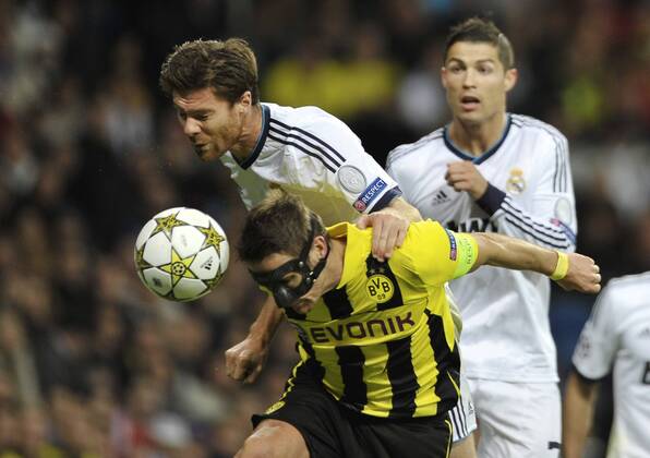 6.11.2012, Fussball, Champions League 2012 2013, 4. Spieltag, Estadio Santiago Bernabeu, Madrid, Spanien, Real Madrid (weiss) - Borussia Dortmund (gelb) ---- Maskenmann Sebastian Kehl (BVB) gegen Xabi Alonso (Madrid) Kolvenbach