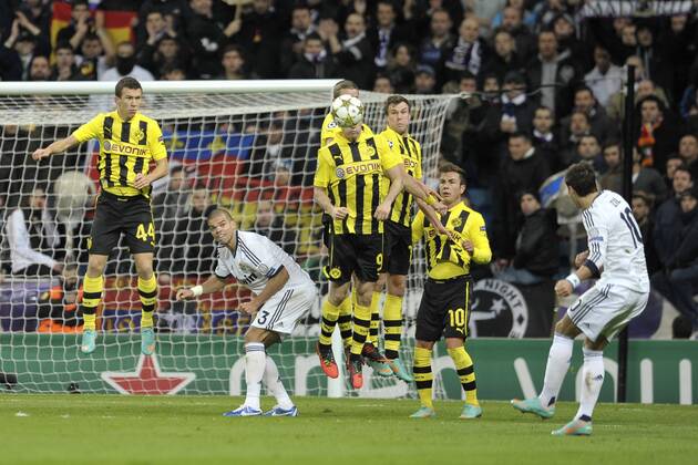 6.11.2012, Fussball, Champions League 2012 2013, 4. Spieltag, Estadio Santiago Bernabeu, Madrid, Spanien, Real Madrid (weiss) - Borussia Dortmund (gelb) ---- Mesut Özil (Oezil) (Madrid)(Ganzkörper, Ganzfigur rechts erzielt das Tor zum Endstand 2:2 Kolvenbach