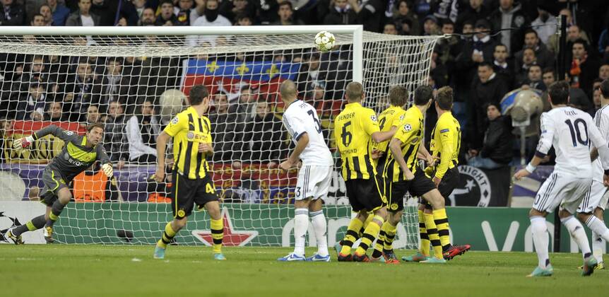 6.11.2012, Fussball, Champions League 2012 2013, 4. Spieltag, Estadio Santiago Bernabeu, Madrid, Spanien, Real Madrid (weiss) - Borussia Dortmund (gelb) ---- Mesut Özil (Oezil) (Madrid)(Ganzkörper, Ganzfigur rechts erzielt das Tor zum Endstand 2:2 Kolvenbach