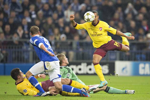 Gelsenkirchen, 06.11.2012, Veltins Arena, Fußball Tor: Theo Walcott (London) auf dem Weg zum 1:0, Benedikt Höwedes (S04), Olivier Giroud (London), Torwart Lars Unnerstall (S04) FC Schalke 04 - Arsenal London