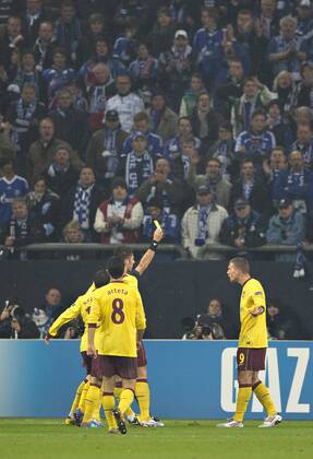 Gelsenkirchen, 06.11.2012, Veltins Arena, Fußball Gelbe Karte für Lukas Podolski (London) FC Schalke 04 - Arsenal London