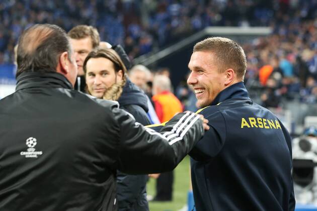 Fußball Champions League Schalke 04 - FC Arsenal am 06.11.2012 in der Veltins-Arena in Gelsenkirchen Lukas Podolski ( Arsenal ), rechts scherzt mit Trainer Huub Stevens ( Schalke ), links