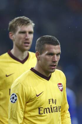 11.2012 - FC Schalke 04 vs Arsenal FC London 2:2 - HIER Lukas Podolski + Per Mertesacker Arsenal FC