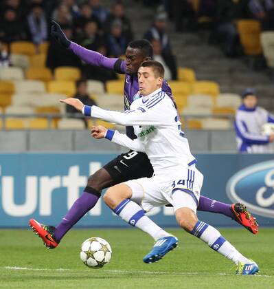 06.11.2012 Jackson Martinez (L) of Porto and Yevhen Khacheridi (R) of Dynamo Kiev during their UEFA Champions League, Group stage (Group A) soccer match of Ukrainian FC Dynamo Kiev vs FC Porto of Portugal on the Olimpiyskiy stadium in Kiev. xEvheniyxMaloletkax  ActionPlus11344903