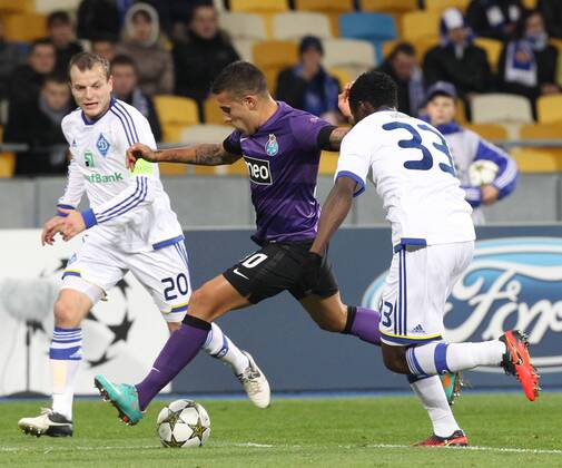 06.11.2012 Nicolas Otamendi (C) of Porto, Taye Taiwo (R) and Oleh Gusev (L) of Dynamo Kiev during their UEFA Champions League, Group stage (Group A) soccer match of Ukrainian FC Dynamo Kiev vs FC Porto of Portugal on the Olimpiyskiy stadium in Kiev. xEvheniyxMaloletkax  ActionPlus11344905