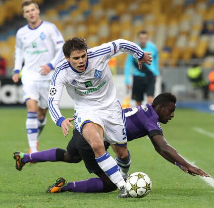 06.11.2012 Silvestre Varela (R) of Porto and Ognen Vukoevic (L) of Dynamo Kiev during their UEFA Champions League, Group stage (Group A) soccer match of Ukrainian FC Dynamo Kiev vs FC Porto of Portugal on the Olimpiyskiy stadium in Kiev. xEvheniyxMaloletkax  ActionPlus11344909