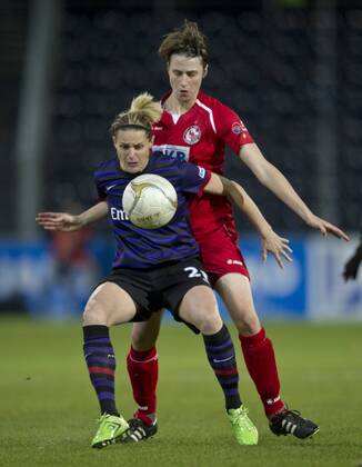 Heleen JAQUES (POT) - Kelly SMITH (vorn LON) Fussball Frauen UEFA Championsleague - Saison 2012 2013: 1.FFC Turbine Potsdam - FC Arsenal London in Potsdam, Deutschland am 07.11.2012,