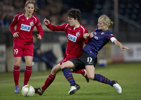 Antonia GÖRANSSON (19) und Keelin WINTERS (POT) - Katie CHAPMAN (r LON) Fussball Frauen UEFA Championsleague - Saison 2012 2013: 1.FFC Turbine Potsdam - FC Arsenal London in Potsdam, Deutschland am 07.11.2012,