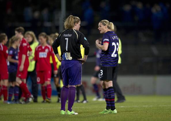 Nach dem Spiel: Torhüterin Alyssa NÄHER (POT) und Kelly SMITH (r LON) im Gespräch. Fussball Frauen UEFA Championsleague - Saison 2012 2013: 1.FFC Turbine Potsdam - FC Arsenal London in Potsdam, Deutschland am 07.11.2012,
