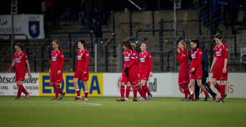 Nach dem Spiel: Die Spielerinnen von Potsdam gehen enttäuscht vom Platz. Fussball Frauen UEFA Championsleague - Saison 2012 2013: 1.FFC Turbine Potsdam - FC Arsenal London in Potsdam, Deutschland am 07.11.2012,