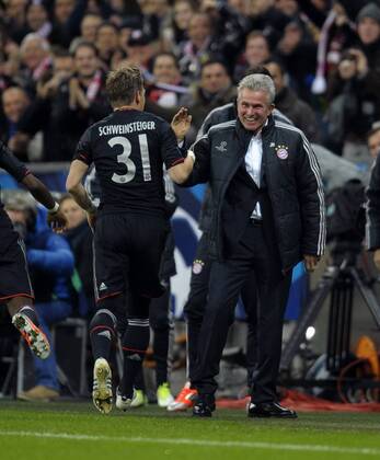 07.11.2012, Fussball Championsleague 2012 2013, Vorrundenspiel, FC Bayern München - OSC Lille, in München A L L I A N Z - Arena. Torjubel Bastian Schweinsteiger (li, München) mit Trainer Jupp Heynckes (re, Bayern München).