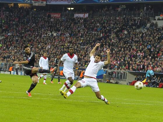 07.11.2012, Fussball Championsleague 2012 2013, Vorrundenspiel, FC Bayern München - OSC Lille, in München A L L I A N Z - Arena. Claudio Pizarro (li, Bayern München) zieht ab und trifft zum 2:0. Nolan Roux (re, Lille).