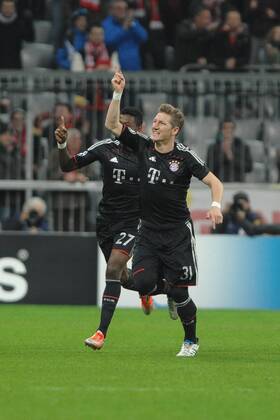 Jubel bei Bastian SCHWEINSTEIGER (FC Bayern München) nach seinem 1:0. Bayern München vs. LOSC Lille, Champions League, Vorrunde, Spieltag 4, 07.11.2012