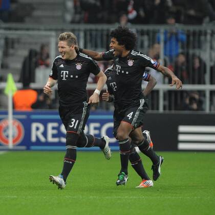 Jubel bei Bastian SCHWEINSTEIGER (FC Bayern München) nach seinem 1:0. Rechts DANTE (FC Bayern München) Bayern München vs. LOSC Lille, Champions League, Vorrunde, Spieltag 4, 07.11.2012