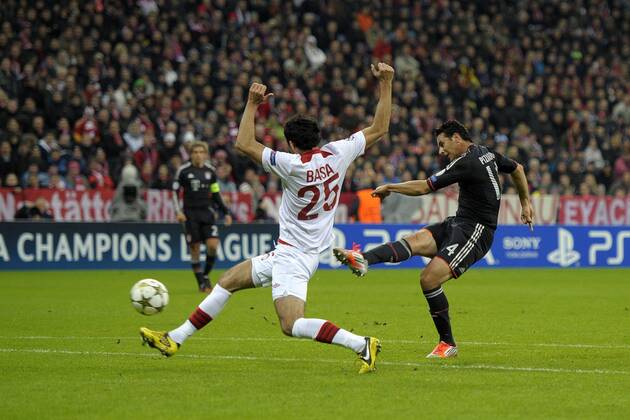 07.11.2012, Fussball Championsleague 2012 2013, Vorrundenspiel, FC Bayern München - OSC Lille, in München A L L I A N Z - Arena. Torschuss zum 2:0 von Claudio Pizarro (re, Bayern München) gegen Marko Basa (li, Lille).