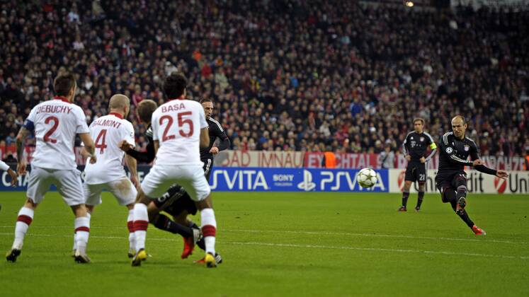 07.11.2012, Fussball Championsleague 2012 2013, Vorrundenspiel, FC Bayern München - OSC Lille, in München A L L I A N Z - Arena. Torschuss von Arjen Robben (re, Bayern München) zum 3:0.
