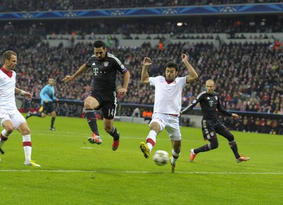 07.11.2012, Fussball Championsleague 2012 2013, Vorrundenspiel, FC Bayern München - OSC Lille, in München A L L I A N Z - Arena. v.l. Claudio Pizarro (Bayern München) trifft zum 4:0 vorbei an Marko Basa (Lille).