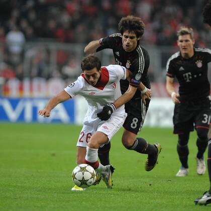Links Nolan ROUX (OSC Lille - 26), dahinter Javier MARTINEZ (FC Bayern München) Bayern München vs. LOSC Lille, Champions League, Vorrunde, Spieltag 4, 07.11.2012