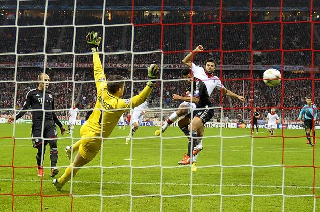07.11.2012, Fussball Championsleague 2012 2013, Vorrundenspiel, FC Bayern München - OSC Lille, in München A L L I A N Z - Arena. Kopfballtor von Claudio Pizarro (2.v.re, Bayern München) zum 5:0. Marko Basa (re, Lille) und Torwart Mickael Landreau (li, Lille) ohne Chance.