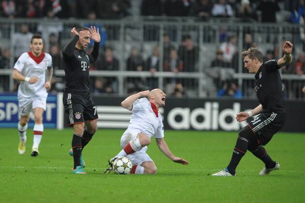 Franck RIBERY (FC Bayern München) foult Florent BALAMONT (Lille), rechts Bastian SCHWEINSTEIGER (FC Bayern München) Bayern München vs. LOSC Lille, Champions League, Vorrunde, Spieltag 4, 07.11.2012