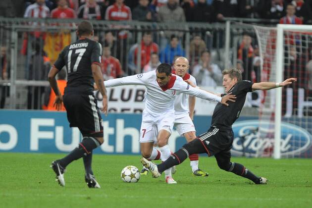 Dimitri PAYET (LOSC Lille) setzt sich gegen Bastian SCHWEINSTEIGER (FC Bayern München) durch. Bayern München vs. LOSC Lille, Champions League, Vorrunde, Spieltag 4, 07.11.2012