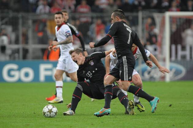 Bastian SCHWEINSTEIGER (FC Bayern München) wird gefoult. Bayern München vs. LOSC Lille, Champions League, Vorrunde, Spieltag 4, 07.11.2012