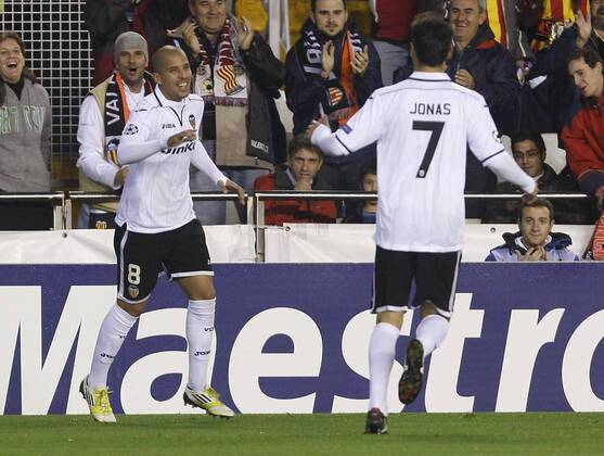 07-11-12 CHAMPIONS LEAGUE VALENCIA CF - BATE BORISOV Sofiane FEGHOULI und Jonas Goncalves Oliveira jubeln 