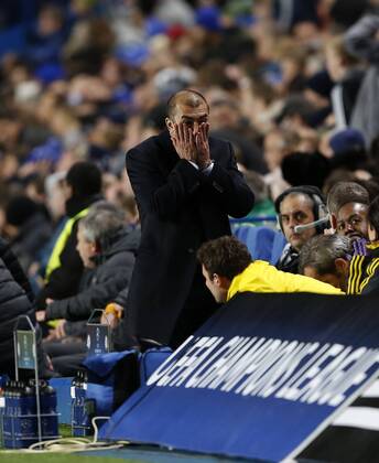 Chelsea s Roberto Di Matteo looks on dejected after a missed chance..Chelsea v Shakhtar Donetsk - Champions League Group E Match- Stamford Bridge, London- 7 11 12 - Picture David Klein Sportimage EDITORIAL USE ONLY. No use with unauthorised audio, video, data, fixture lists, club league logos or live services. Online in-match use limited to 120 images, no video emulation. No use in betting, games or single club league player publications.