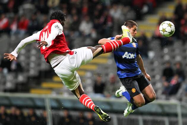 Douglao (L) of SC Braga challenges Chicharito Javier Hernandez (R) of Manchester United during the UEFA Champions League, Group H match, at Estadio Axa in Braga, Portugal.