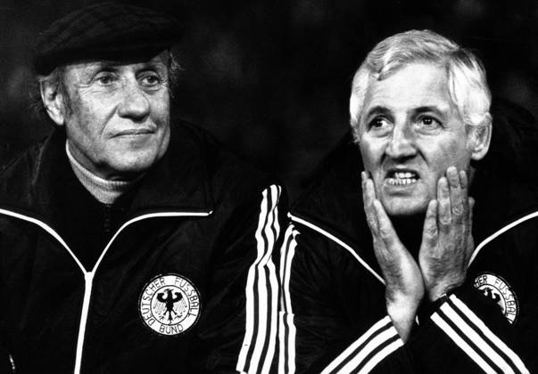 Bundestrainer Helmut Schön (li.) und Co Trainer Jupp Derwall (beide BR Deutschland)