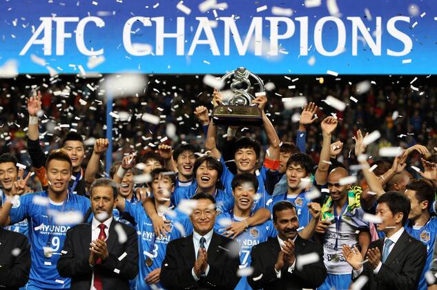 (121110) -- Ulsan, Nov. 10, 2012 (Xinhua) -- South Korea s Ulsan Hyundai players hold up their trophy to celebrate during the awarding ceremony after AFC Champions League 2012 final match in Ulsan, South Korea, on Nov. 10, 2012. 