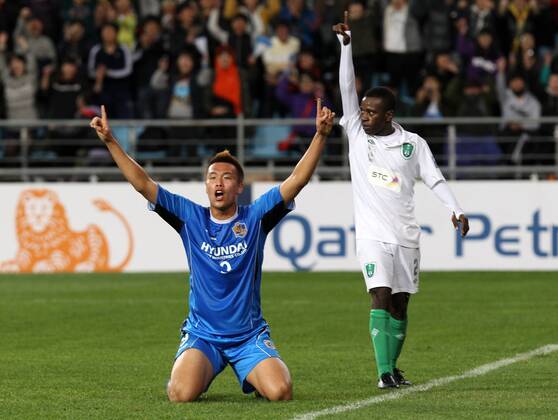 (121110) -- Ulsan, Nov. 10, 2012 (Xinhua) -- Kim Shin-wook (L) of South Korea s Ulsan Hyundai and Kamil Omar Fallata of Saudi Arabia s Al Ahli react during their AFC Championship League 2012 final match at the Munsu Football Stadium in Ulsan, South Korea, on Nov. 10, 2012. Ulsan Hyundai won 3-0 to claim the title. (Xinhua Park Jin-hee) SOUTH KOREA-ULSAN-SOCCER-AFC FINAL MATCH 