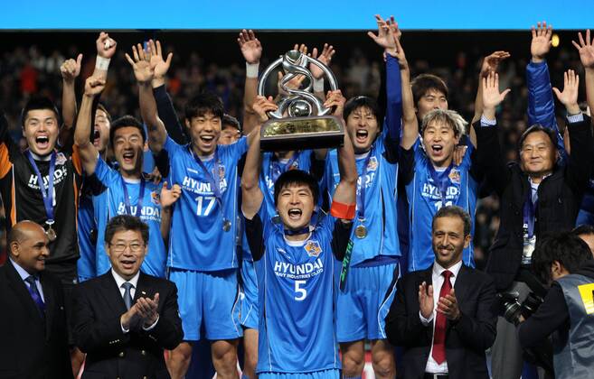 (121110) -- Ulsan, Nov. 10, 2012 (Xinhua) -- South Korea s Ulsan Hyundai players hold up their trophy to celebrate during the awarding ceremony after AFC Champions League 2012 final match at the Munsu Football Stadium in Ulsan, South Korea, on Nov. 10, 2012. 