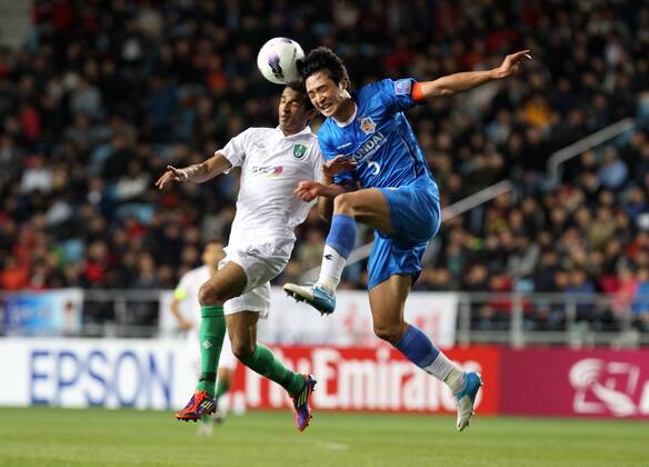 (121110) -- Ulsan, Nov. 10, 2012 (Xinhua) -- Amad Ali Sulaiman Al Hosni (L) of Saudi Arabia s Al Ahli vies with Kwak Tae-hwi of South Korea s Ulsan Hyundai during their AFC Champions League 2012 final match at the Munsu Football Stadium in Ulsan, South Korea, on Nov. 10, 2012. Ulsan Hyundai won 3-0 to claim the title. (Xinhua Park Jin-hee) SOUTH KOREA-ULSAN-SOCCER-AFC FINAL MATCH 