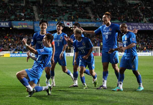 (121110) -- Ulsan, Nov. 10, 2012 (Xinhua) -- Kim Seung-yong (L) of South Korea s Ulsan Hyundai celebrate with his teammates after scoring a goal during their AFC Champions League 2012 final match at the Munsu Football Stadium in Ulsan, South Korea, on Nov. 10, 2012. Ulsan Hyundai won 3-0 to claim the title. (Xinhua Park Jin-hee) SOUTH KOREA-ULSAN-SOCCER-AFC FINAL MATCH 
