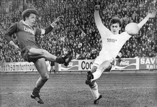 1. FC Kaiserslautern - FC Bayern München 2:1 - Klaus Toppmöller (Lautern, li.) gegen Klaus Augenthaler (Bayern)