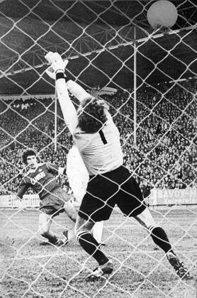 1. FC Kaiserslautern - FC Bayern München 2:1 - Klaus Toppmöller (Lautern, li.) erzielt das Tor zum 1:0 gegen Torwart Sepp Maier (Bayern)